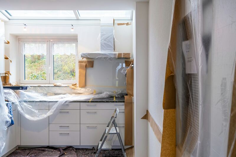 Keuken tijdens de werken, afgedekt met plastic folie en karton.